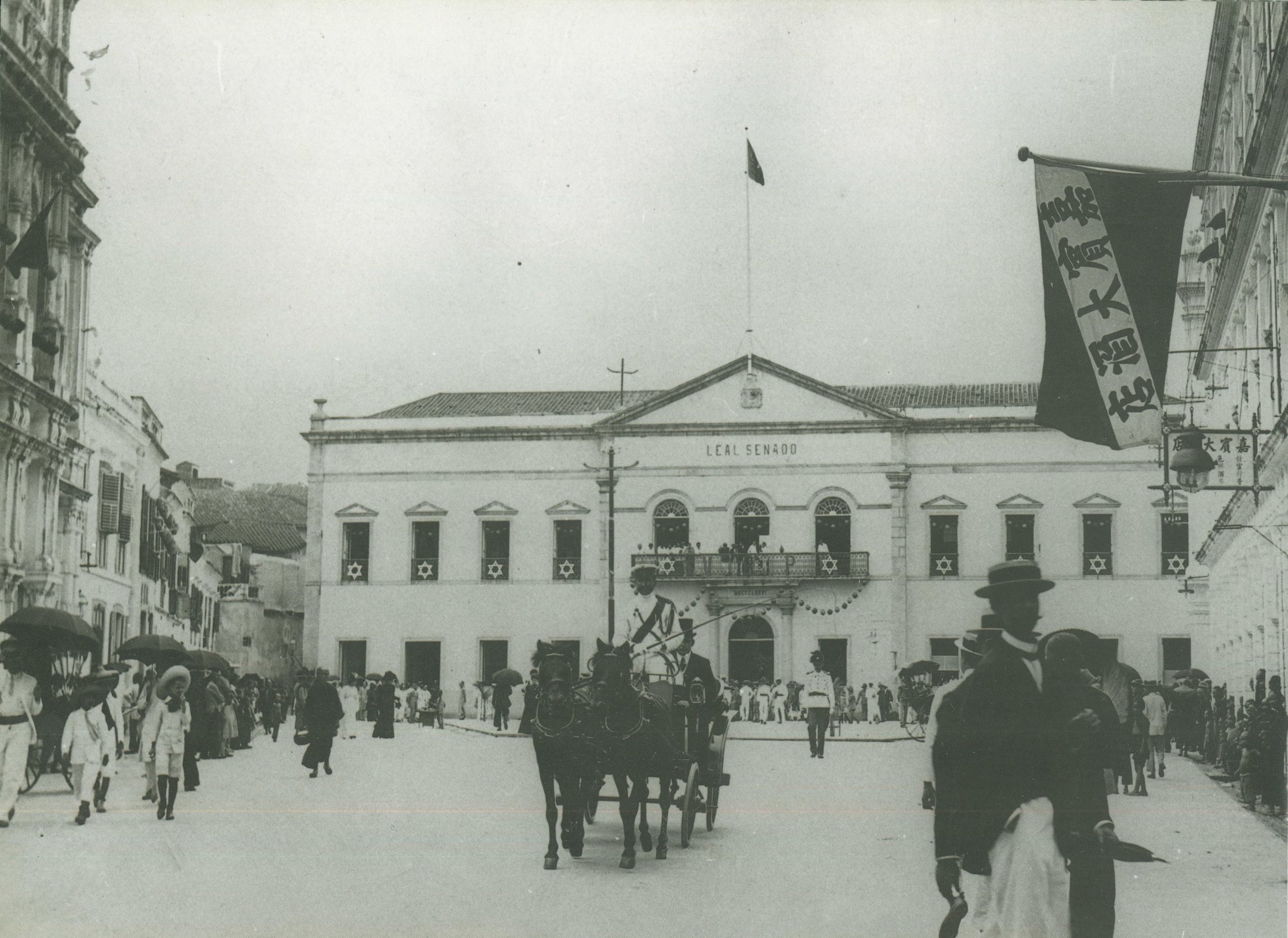 在議事亭前地上：百年廣場的變遷
