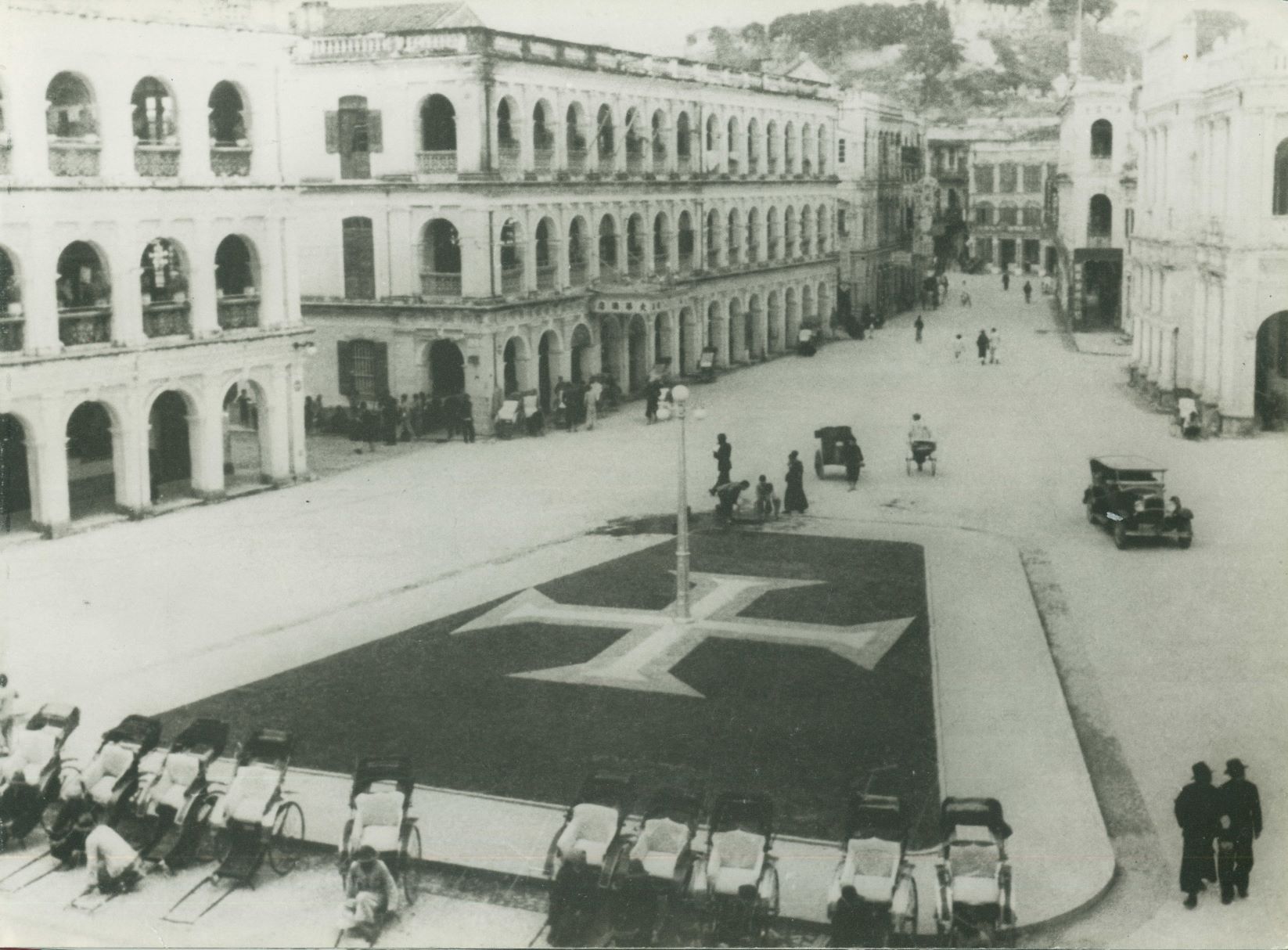 在議事亭前地上：百年廣場的變遷