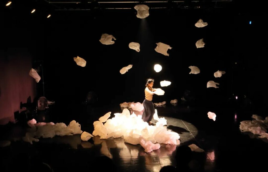 石頭公社裝置劇場《織·景·物：晚潮》月底巡演廣州延續「肢體解構」跨界創作和想像