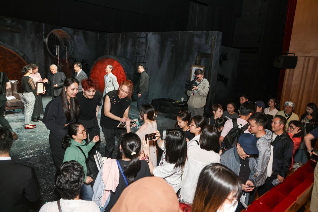 北京人藝話劇《哈姆雷特》亮相澳門 創新演繹經典詮釋青春張力