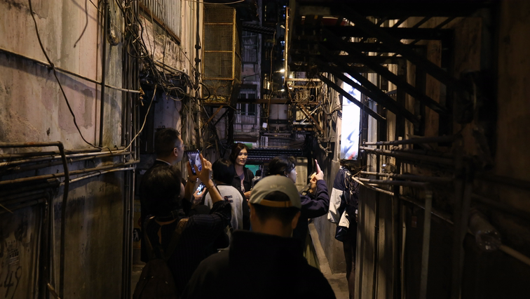 在消逝的迷宮中，重構記憶之場：評怪老樹劇團《祐漢新新村》