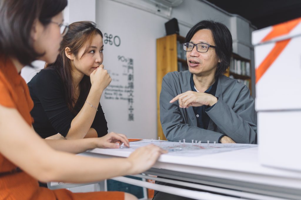 在對話與針砭之間：藝評人莫兆忠訪談錄