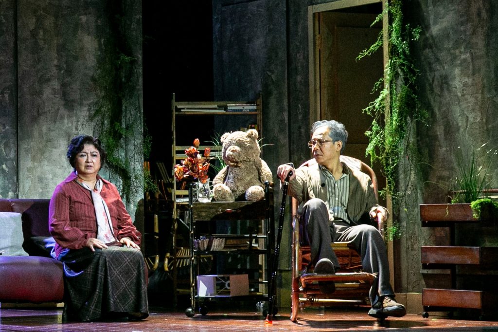 在牌局的黃昏中，凝視人性的底色：評曉角50週年演出《The Gin Game紙牌遊戲》