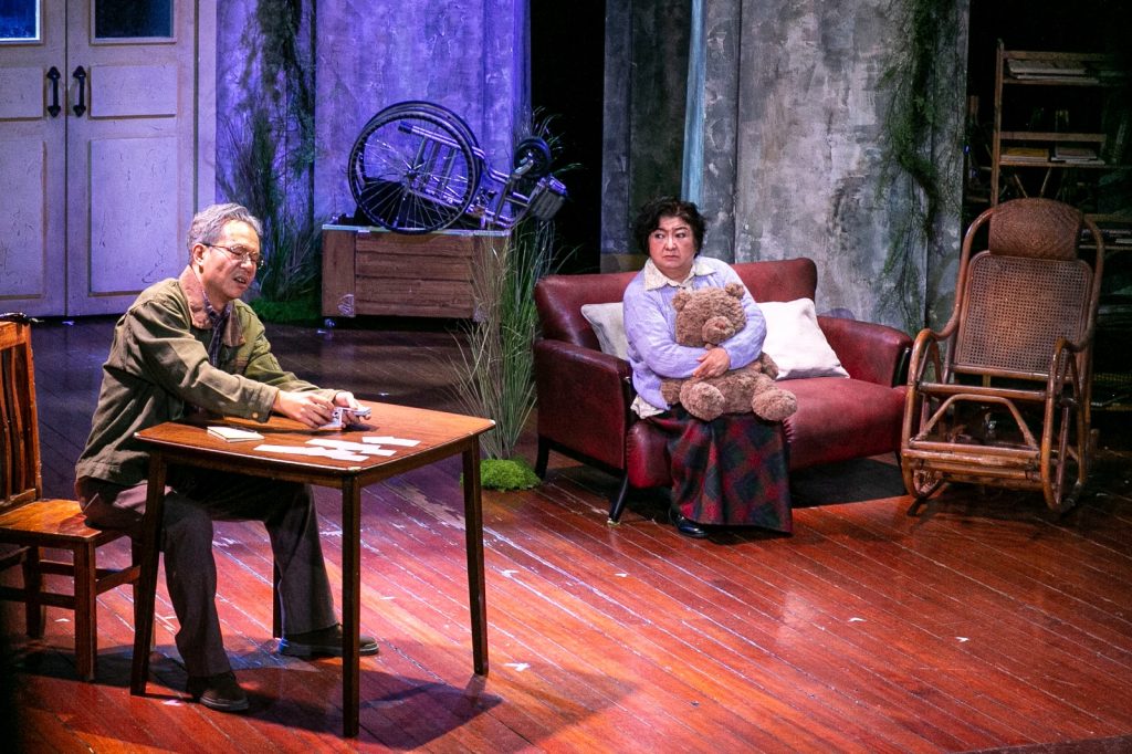 在牌局的黃昏中，凝視人性的底色：評曉角50週年演出《The Gin Game紙牌遊戲》