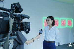縫隙中的凝視：藝術家張可的「非虛構」創作與身份政治——一個個案研究與評述
